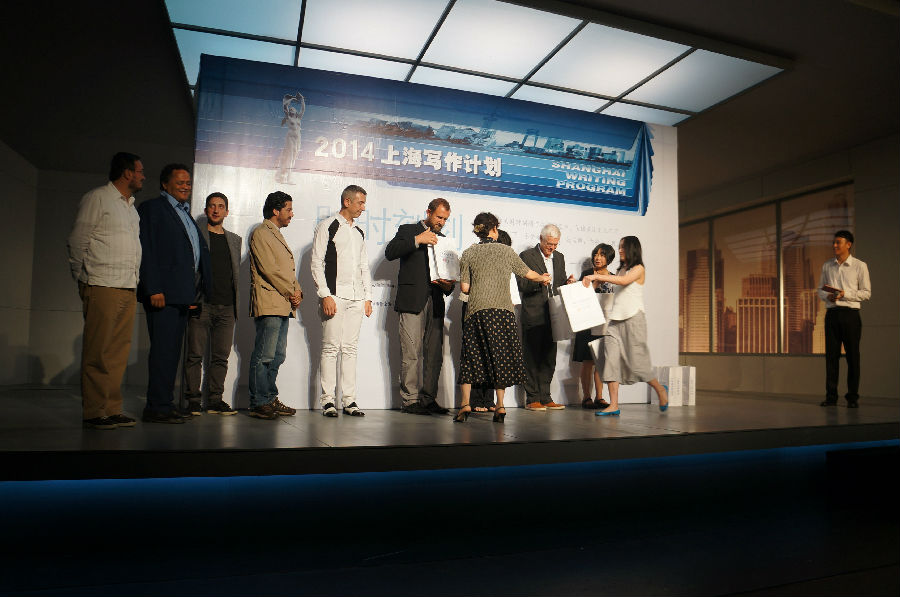 駐市作家獲贈(zèng)上海作家英文版圖書